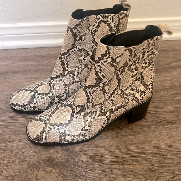 Nordstrom Women's Hazina Snake Print Leather Chelsea Boots Ivory - Picture 2 of 5